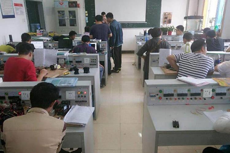 刚开始学习电工基础时，电工培训学校在设计实验课时要贴近生活，注重日常生活中遇到的电学问题