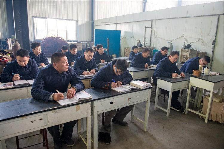 电工培训学校强调电流互感器与变压器类似也是根据电磁感应原理工作，变压器变换的是电压而电流互感器变换的是电流罢了
